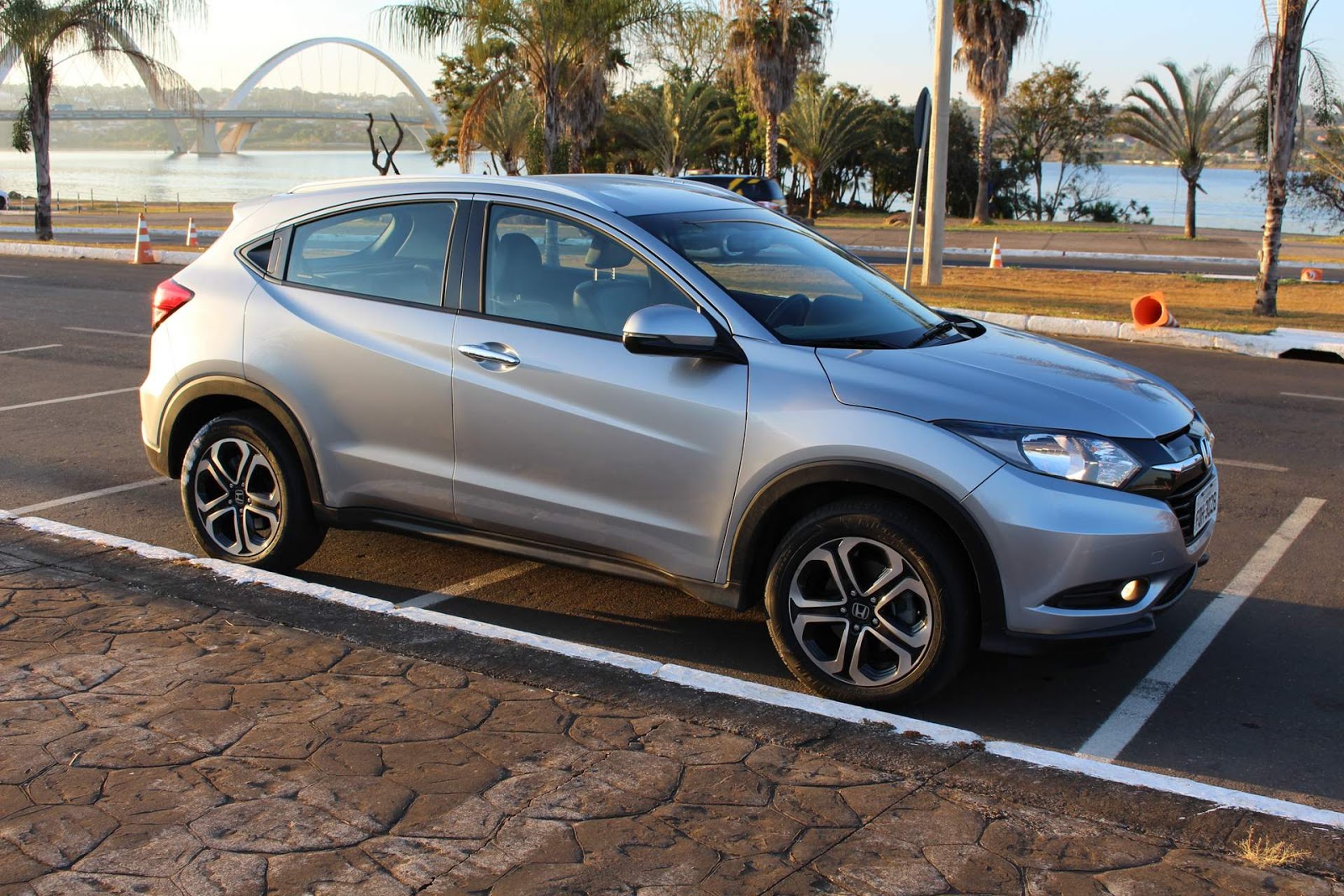 Honda HR-V EX-L 2018: SUV mais vendido do Brasil - vídeo