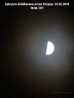 Kadry z filmu nagranego kompaktem Sony DSC-H20 "z ręki". Pocienienie warstwy chmur spowodowało, że Księżyc na nagraniu stał się momentalnie prześwietlony (brak możliwości regulacji ustawień ekspozycji w trybie wideo), ale dzięki temu możliwe było zarejestrowanie Aldebarana niknącego za ciemnym brzegiem księżycowej tarczy.
