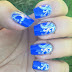 Unhas decoradas de azul brilhante e Ondas de prata