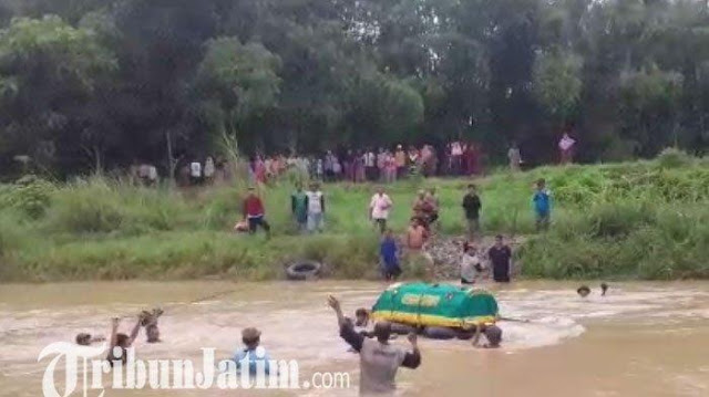 Miris! Tidak Ada Jembatan, Jenazah Warga Dihanyutkan ke Sungai untuk ke TPU Miris! Tidak Ada Jembatan, Jenazah Warga Dihanyutkan ke Sungai untuk ke TPU