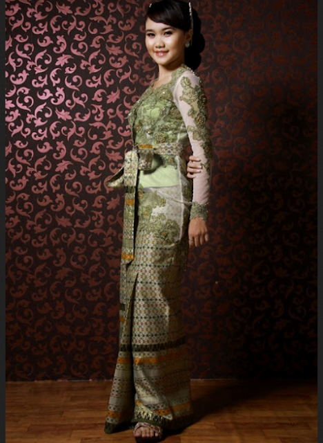 Model rok songket dengan lipatan tinggi Model rok songket dengan lipatan tinggi