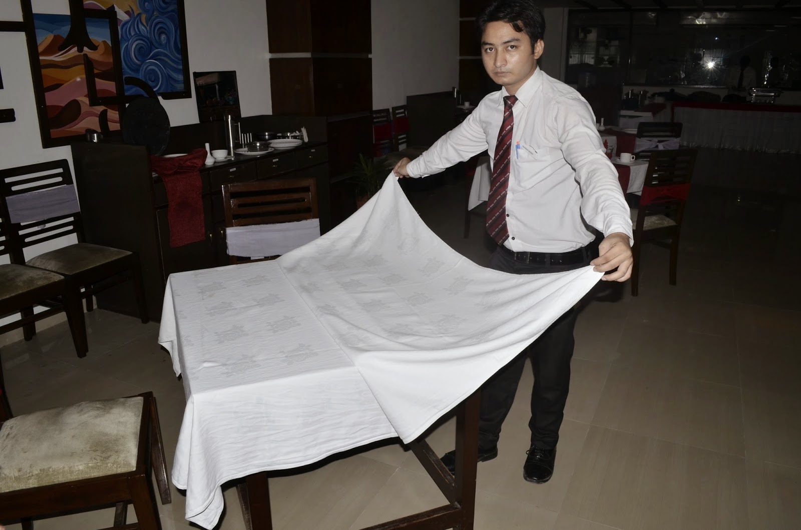 FOOD AND BEVERAGE : HOW TO OPEN TABLE, CHANGING & LAYING TABLE CLOTH ...