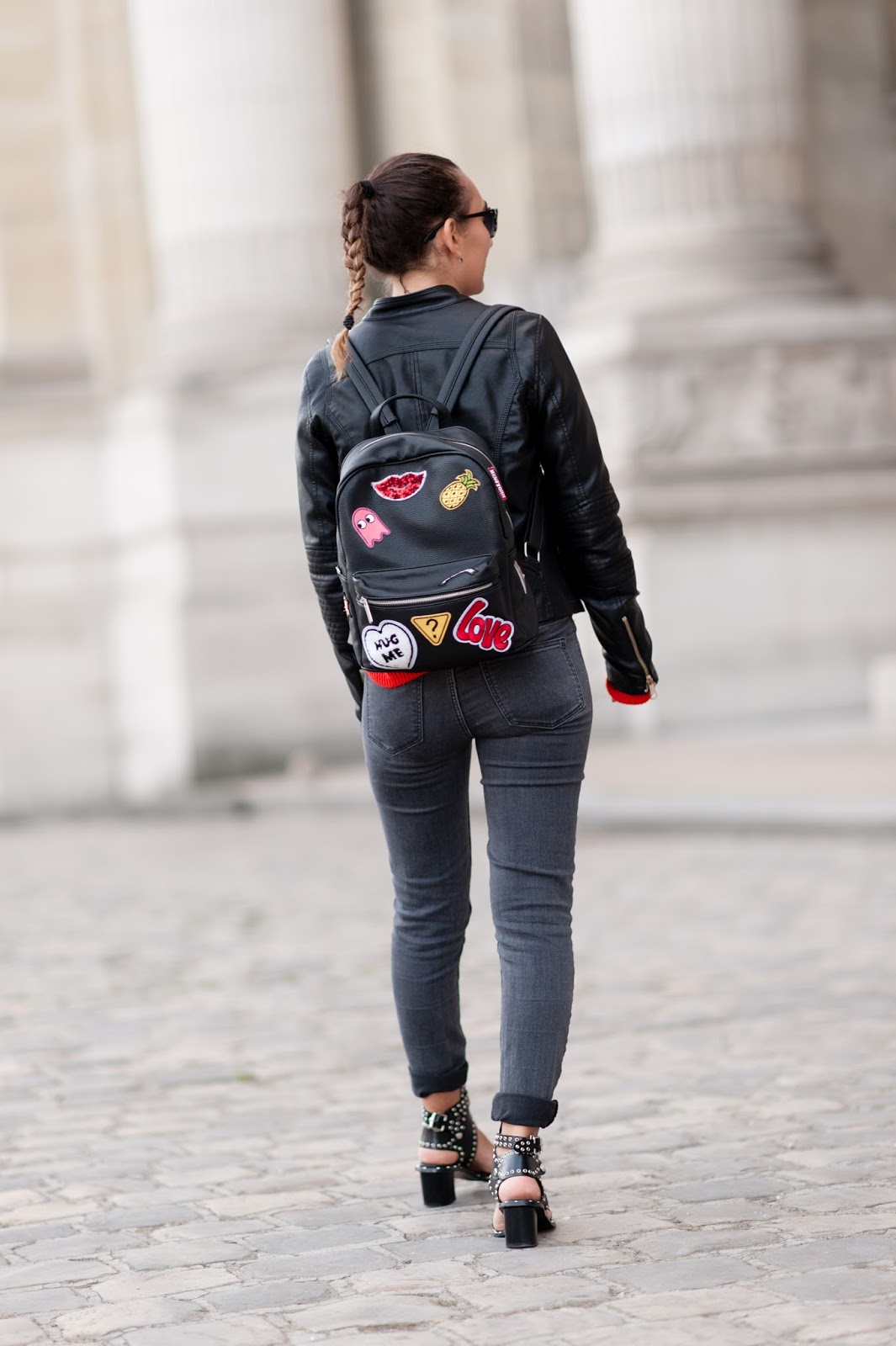 blog blogger referencement SEO look mi saison sac à dos talons imitation luxe Shein paris grand palais blogueuse mode fashion lifestyle outfit mode cloutée sac a dos sacha stickers couleur estivale d'été sandales à talons petit pull mailles veste en cuir jean simplicité talons
