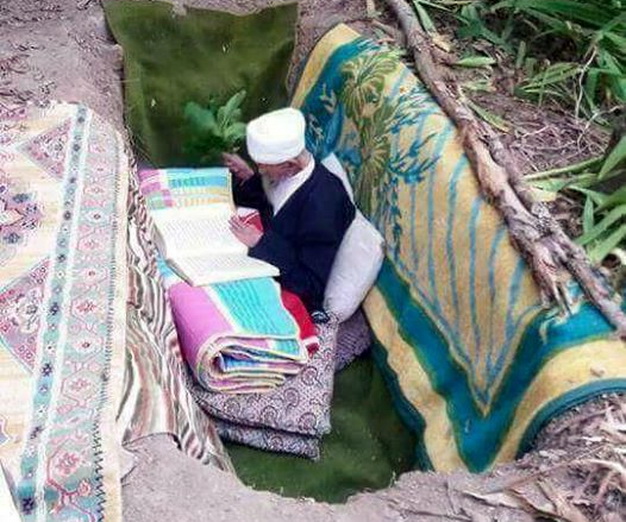 Ngaji Al Qur'an Dalam Liang Lahat Yang Sudah Dipersiapkan Untuk Kematiannya