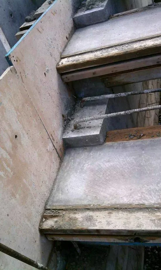 foto konstruksi tangga melayang
