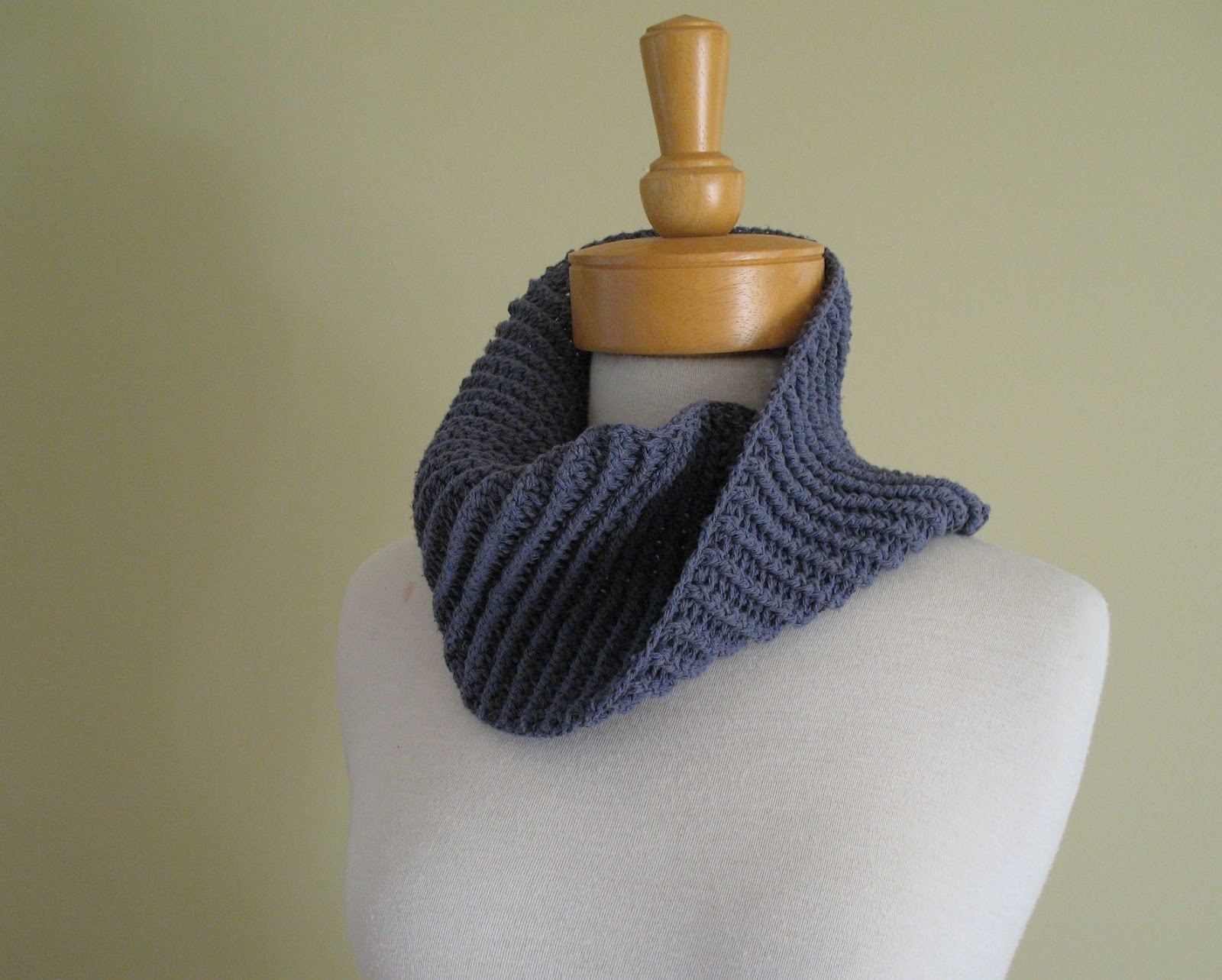 eclectic me: Ribbed Cowl aka Coffee Cozy Cowl