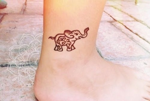 Simplista, de uma prestação de um elefante coberto em um padrão de mandala é retratado o portador do tornozelo.