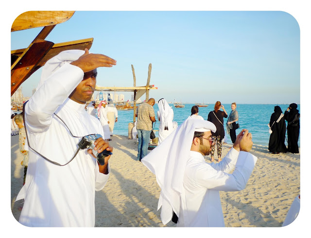 Hombres en la playa de Doha