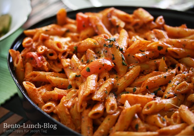 Bento Lunch Blog: Rezept: Tomaten-Mozzarella-Pasta mit Basilikum und Ei