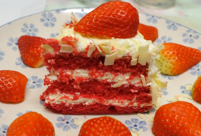 Dudok red velvet cake Rotterdam strawberries close up 