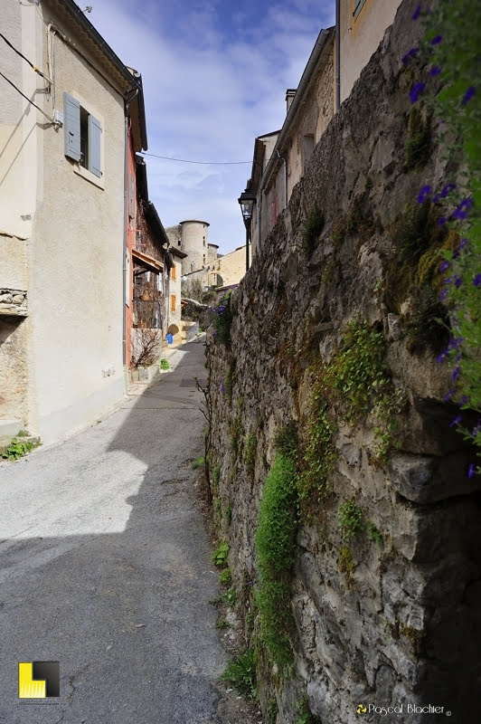 au bout de la rue le chateau photo Pascal Blachier