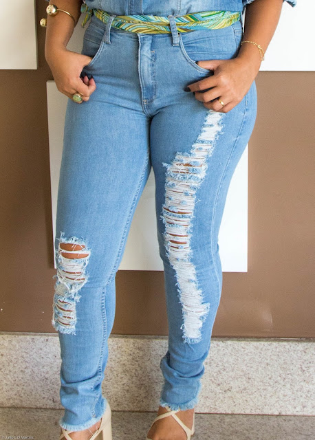 O clássico Jeans + Jeans repaginado com recortes e bordados