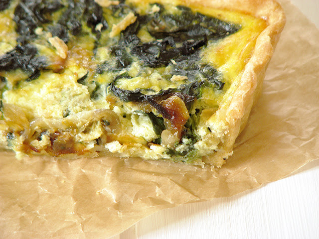 Tarte aux épinards, oignons et muscade. Tarte aux épinards, oignons et muscade.