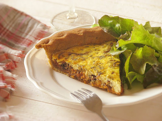Quiche aux oignons caramélisés et au pesto rouge recette de quiche bio au pesto