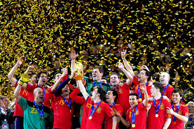 Anggota Tim Nasional Spanyol Bersorak Kegirangan Merayakan Keberhasilan Menjuarai Piala Dunia 2010
