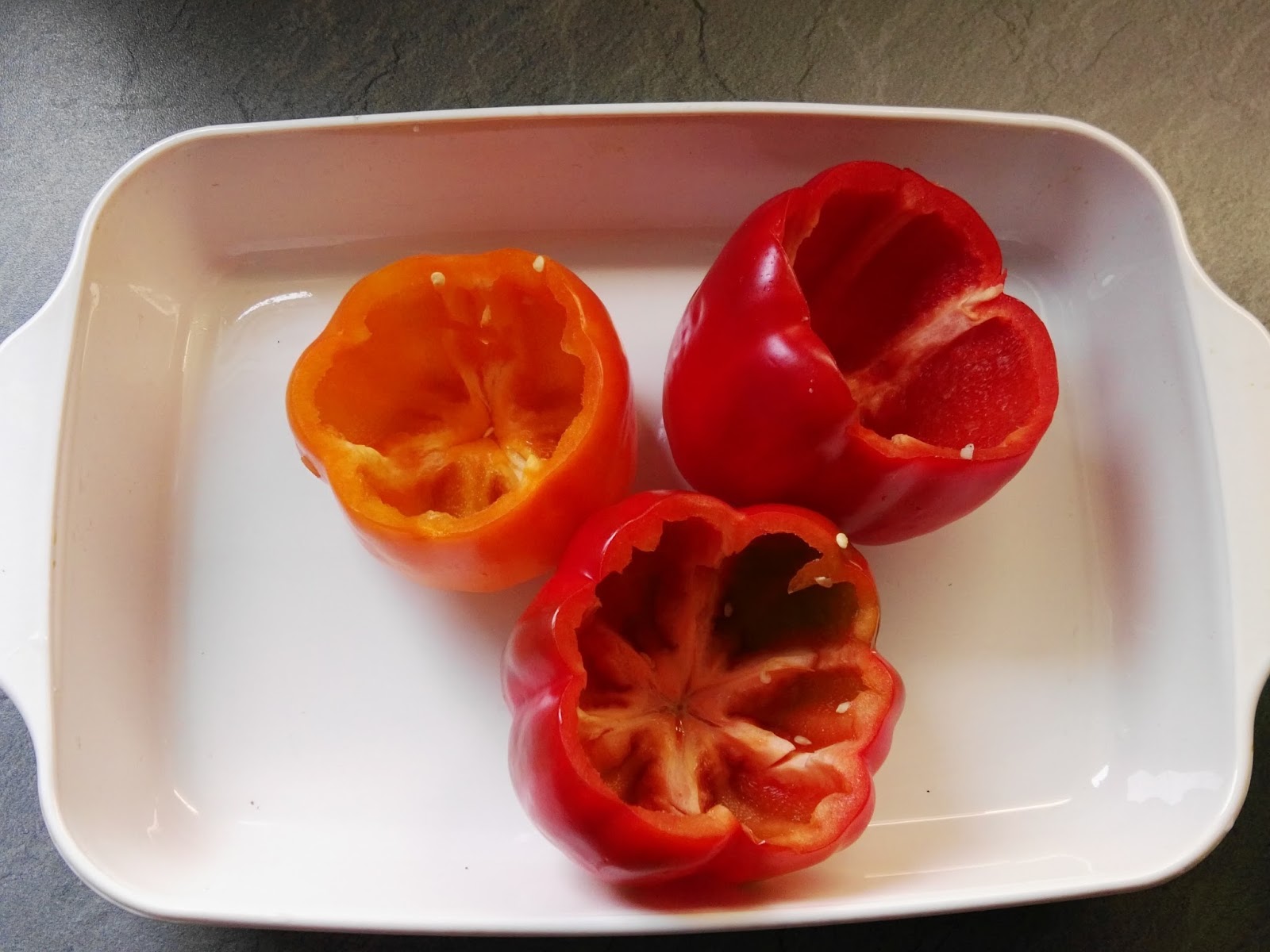 Herzhaft gefüllte, bunte Paprika