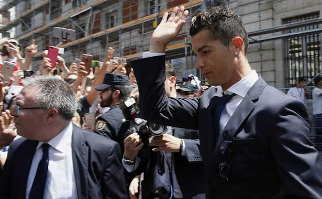 Nghi án Ronaldo trốn thuế: “Người phán xử” làm căng, dễ lĩnh án tù như Messi 1 Nghi án Ronaldo trốn thuế: “Người phán xử” làm căng, dễ lĩnh án tù như Messi 1