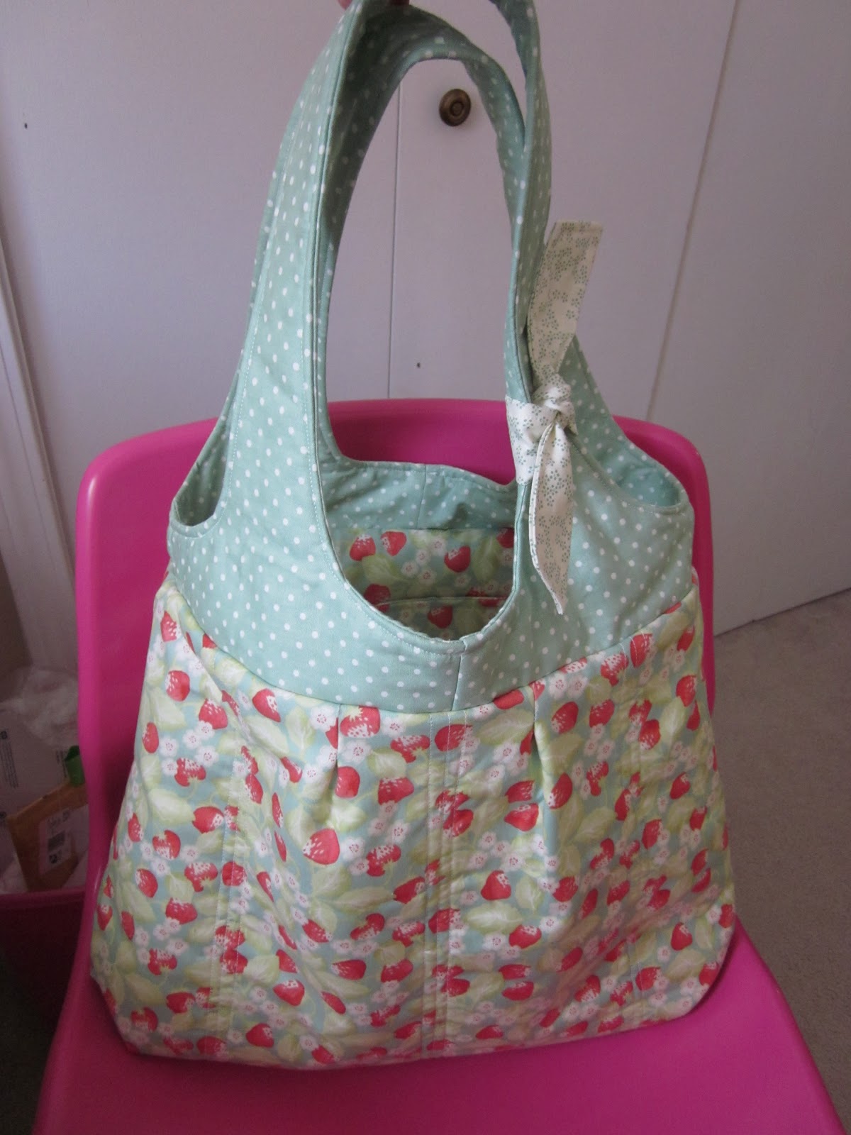 Dandelion Quilts: Pinafore Bag- Strawbery Fields Edition