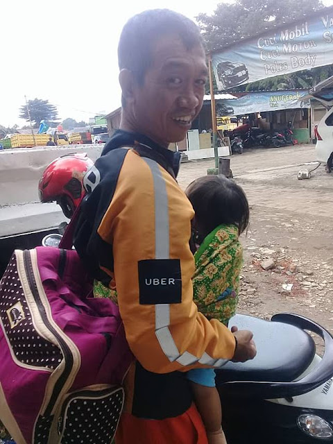 Fakta Menyedihkan Dibalik Foto Driver Ojek Online yang Bawa Tas Besar Fakta Menyedihkan Dibalik Foto Driver Ojek Online yang Bawa Tas Besar