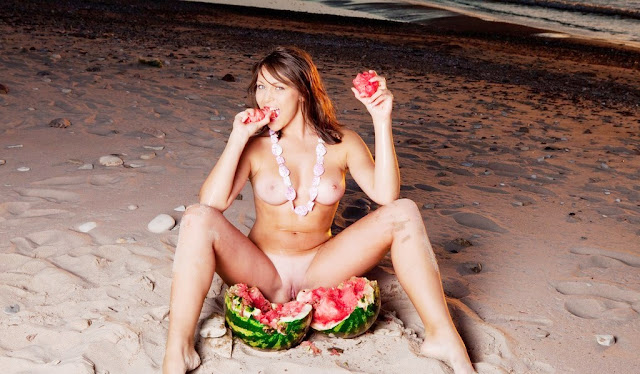 (эротика Met Art) Красивая голая девушка София с удовольствием кушает арбуз на морском берегу на закате