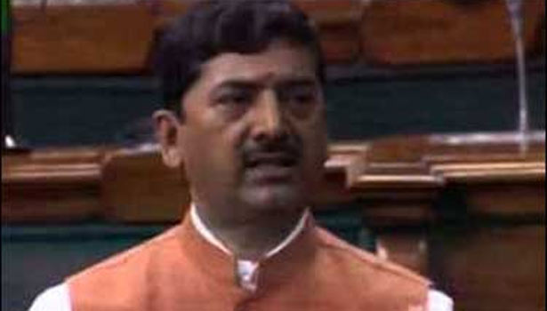 ராணுவ வீரர் இறுதி சடங்கில் நிதி திரட்டிய BJP MP: அவமானம் அடைந்தோம் என குடும்பத்தினர் வருத்தம் ராணுவ வீரர் இறுதி சடங்கில் நிதி திரட்டிய BJP MP: அவமானம் அடைந்தோம் என குடும்பத்தினர் வருத்தம்
