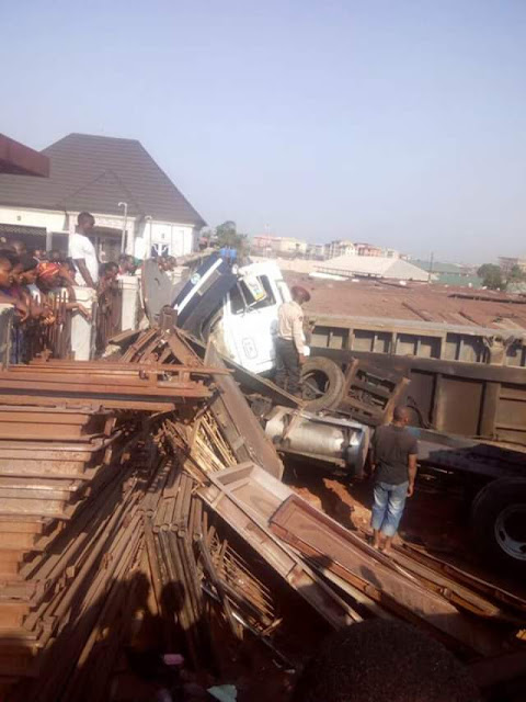 Photos: 40ft container crushes a child to death, injures one other along Owerri Road, Onitsha