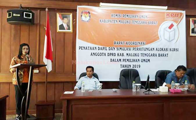 KPUD MTB Gelar Rakor Penataan Dapil Saumlaki, Malukupost.com - Komisi Pemilihan Umum (KPU) Kabupaten Maluku Tenggara Barat (MTB) menggelar Rapat Koordinasi (Rakor) penataan Daerah Pemilihan (Dapil) dan simulasi alokasi kursi anggota DPRD MTB dalam Pemilu 2019. Rakor itu melibatkan seluruh pimpinan partai politik, Kepala Dinas Kependudukan dan Catatan Sipil MTB, Kepala Kantor Kesatuan Bangsa, Politik dan Perlindungan Masyarakat (Kesbangpol), dan Panitia Pengawas Pemilu MTB, bertempat di ruang rapat hotel Beringin Dua Saumlaki, Sabtu (16/12).