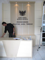 Meja Customer Service, Partisi Background Kantor dan Huruf Timbul Perusahaan - Furniture Semarang