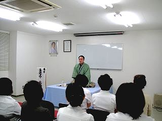 講演会講師・三遊亭楽春のメンタルヘルス講演会の風景。 講演会講師・三遊亭楽春のメンタルヘルス講演会の風景。