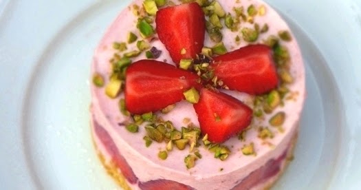 Aufgerüscht: Erdbeertörtchen auf Pistazienbiskuit | Salzkorn – meine ...