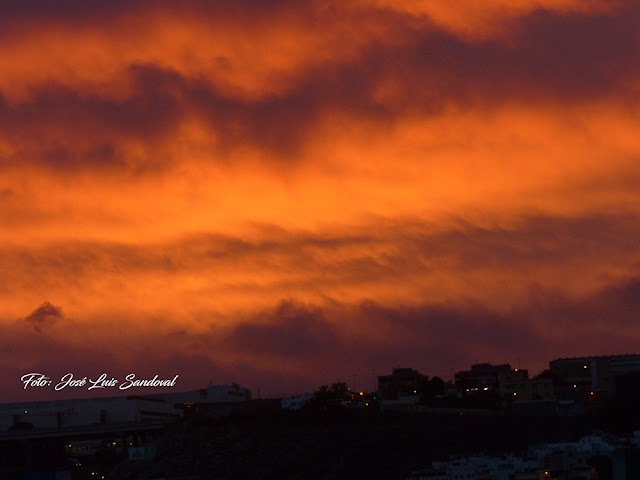 vídeo y fotos  amanecer en rojo en Las Palmas de Gran Canaria, lunes 24 octubre 2016