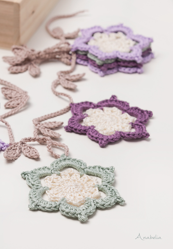 Cottage stars Christmas garland pattern by Anabelia Craft Design