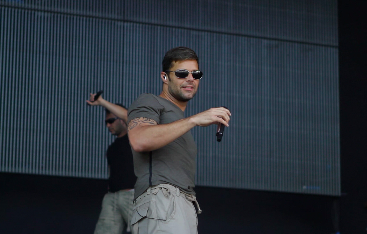 Ricky con sus Maui Jim Suits & Shirts Suits Shirts