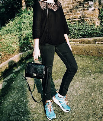BLACK // THE HILLS | STYLE PANORAMA BY DHEERA JOSHI Vero Moda black lace top, Levi's black womens Jeans, Reebok Hexaffect, indian fashion blogger