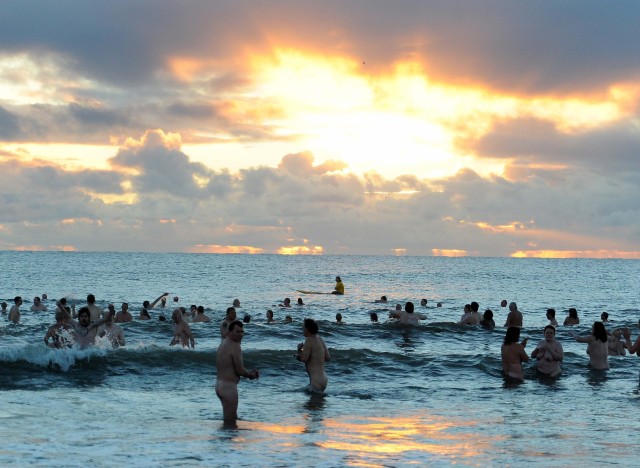 Mad News Video And Photos Hundreds Attempted Record Breaking Skinny Dipping At The North