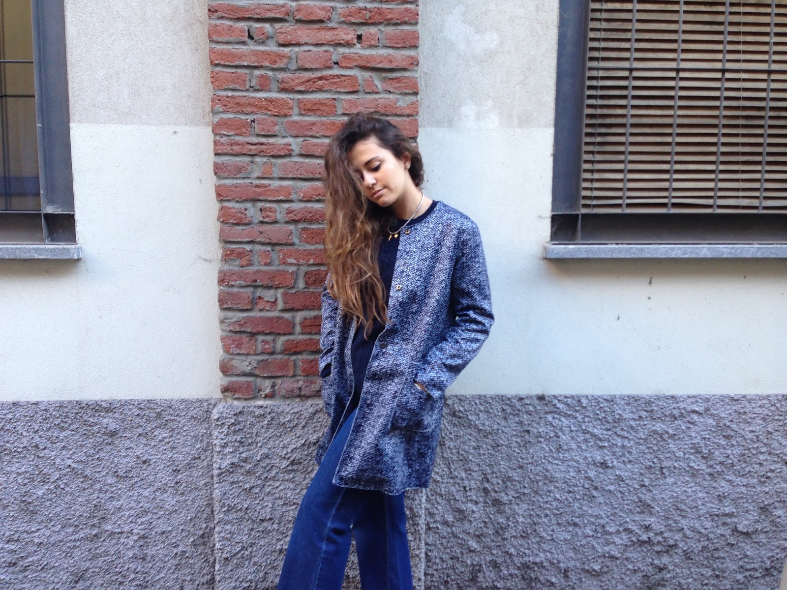 Pantaloni a zampa, cappotto blu e la prima sessione esami