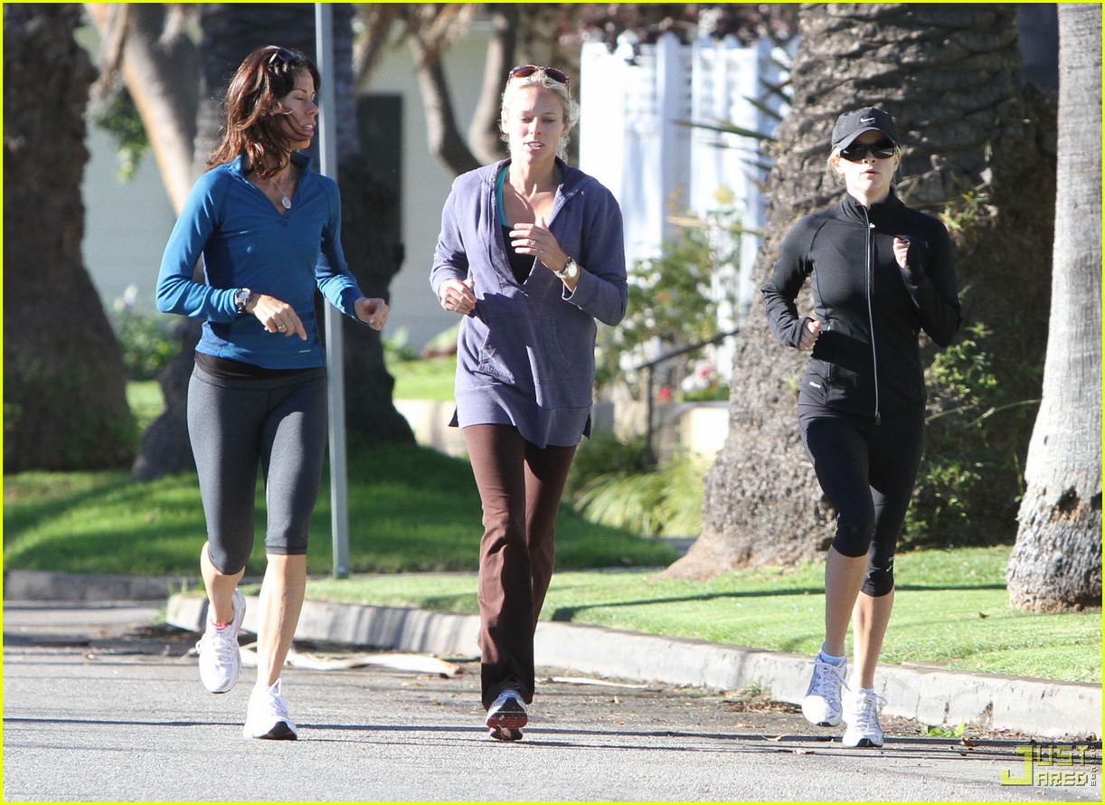 http://4.bp.blogspot.com/-wnZYrOulvmw/TupWXjJBELI/AAAAAAAAAM8/1THPnfgGeI4/s1600/reese-witherspoon-jogging-with-friends-nike-outfit-02.jpg