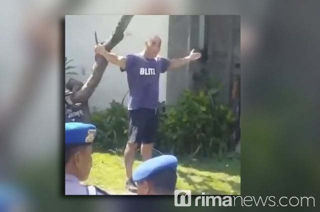 Waduh ! Sebelum Ditembak Mati, Bule Prancis Amokrane Tulis Status Mengaku Sebagai Yesus. Waduh ! Sebelum Ditembak Mati, Bule Prancis Amokrane Tulis Status Mengaku Sebagai Yesus.
