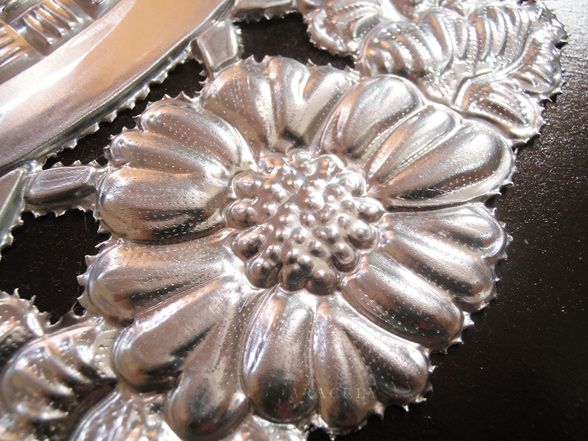 bandeja repujado aluminio flores