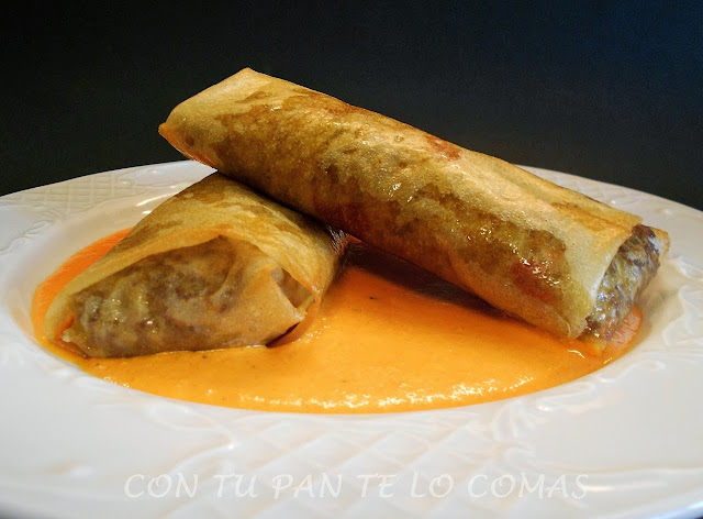 Rollitos de carne con salsa de piquillos