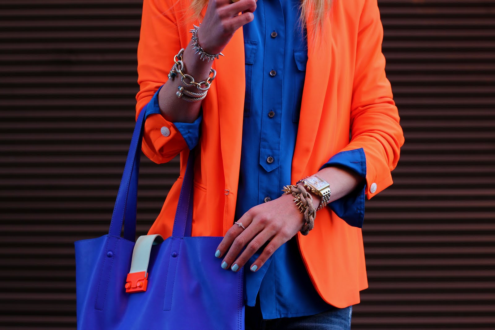 Розово синий костюм. Яркие цвета в одежде. Сочетание индиго с оранжевым. Оранжевый цвет в одежде. Стильные яркие образы.