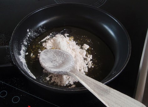 Preparación de la salsa para pechuga con calabacines