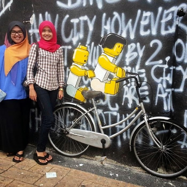Playful Street Art By Ernest Zacharevic in Johor Bahru in Malaysia. 6