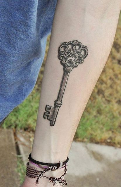 Tatuagem feminina de chave Tatuagem feminina de chave