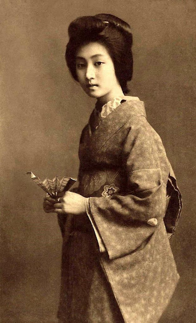 Beautiful Portraits of a Popular Tokyo Geisha From 100 