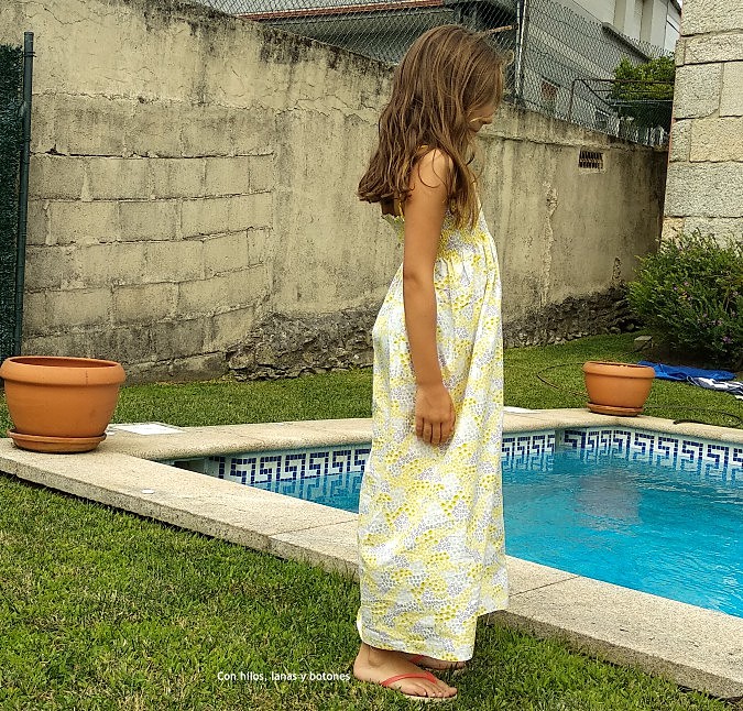 Con hilos, lanas y botones: vestido fruncido con hilo elástico