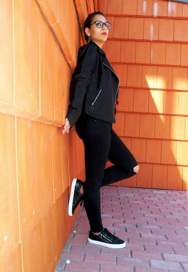 Camisa de cuadros con chaqueta de cuero, jeans rotos y bambas