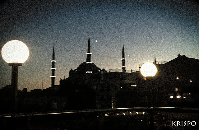 Imagen nocturna de Estambul con mezquita y luna