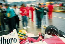 Crônica Dominical 04/05/2014 – 20 anos sem Ayrton Senna, até quando o Brasil ainda vai necessitar de heróis? - Foto do Ayrton Senna no carro MacLaren em 1988 quando foi campeão pela primeira vez - Wikipedia