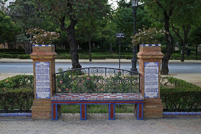 Bonito banco de ladrillos, azulejos y forja en un parque.